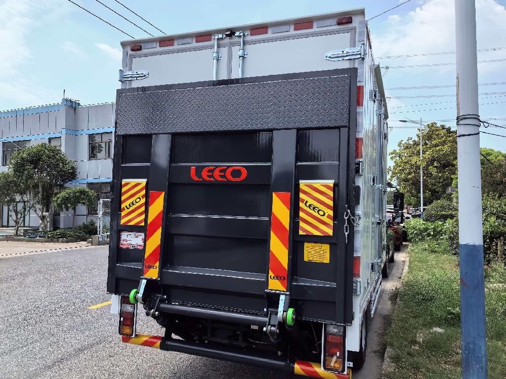 顺丰速递公司西北区（陕西。甘肃，青海）分拣中心配送车